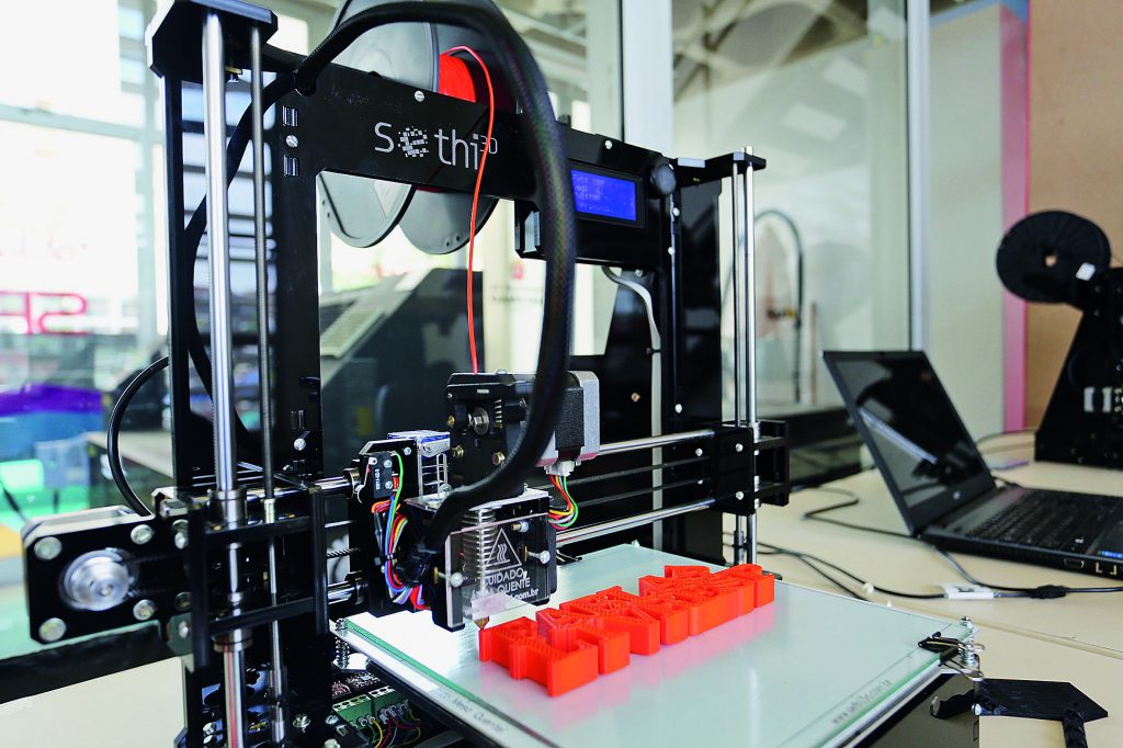 Tentação a ser evitada: o fascínio da máquina, ou dos objetos por elas produzidos | © Divulgação/FabLab Livre/SP