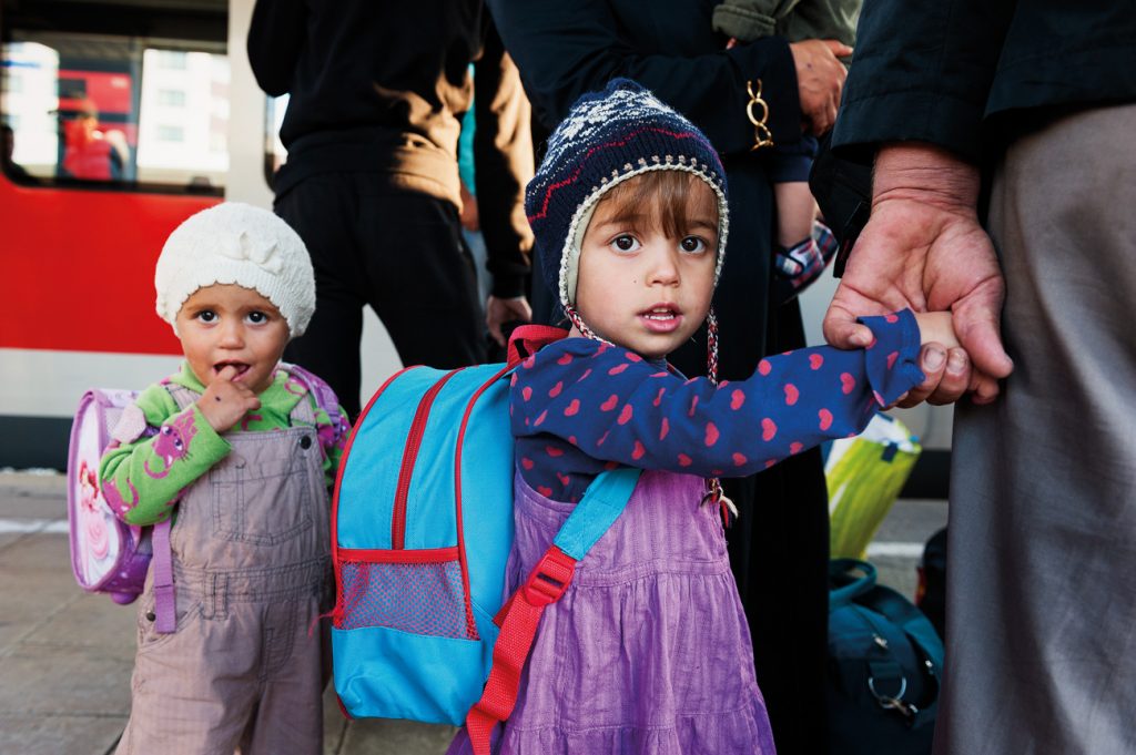Crianças refugiadas afegãs em Munique, na Baviera: como elas, há outras 300 mil em idade escolar na Alemanha | Foto: Shutterstock