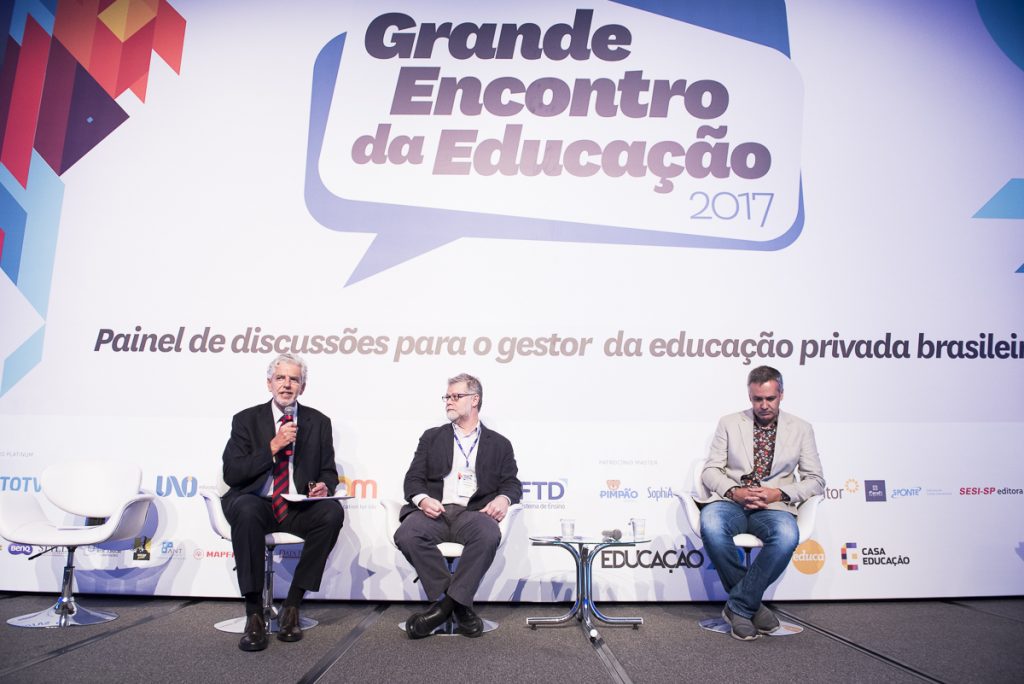 3º Grande Encontro da Educação contou com debate sobre novo ensino médio. Da esquerda para a direita: Cesar Callegari, membro do Conselho Nacional de Educação (CNE), Rubem Barros (editor da Revista Educação e moderador do debate) e Aldeir Rocha (consultor). Crédito: Gustavo Morita