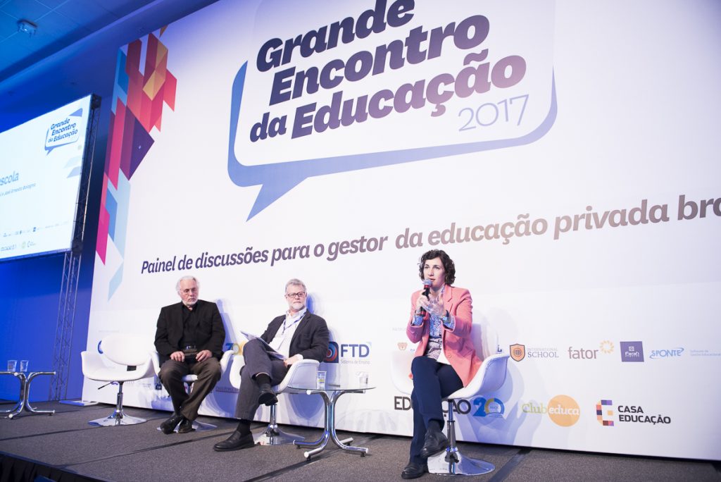 Debate sobre relação entre família e escola encerrou 3º Grande Encontro da Educação. Da esquerda para a direita: José Ernesto Bologna, psicólogo do desenvolvimento, consultor e fundador da Ethos Sharewoods; Rubem Barros, editor da Revista Educação e moderador do debate; e Luciana Fevorini, doutora em psicologia escolar e diretora do Colégio Equipe. (Crédito: Gustavo Morita)